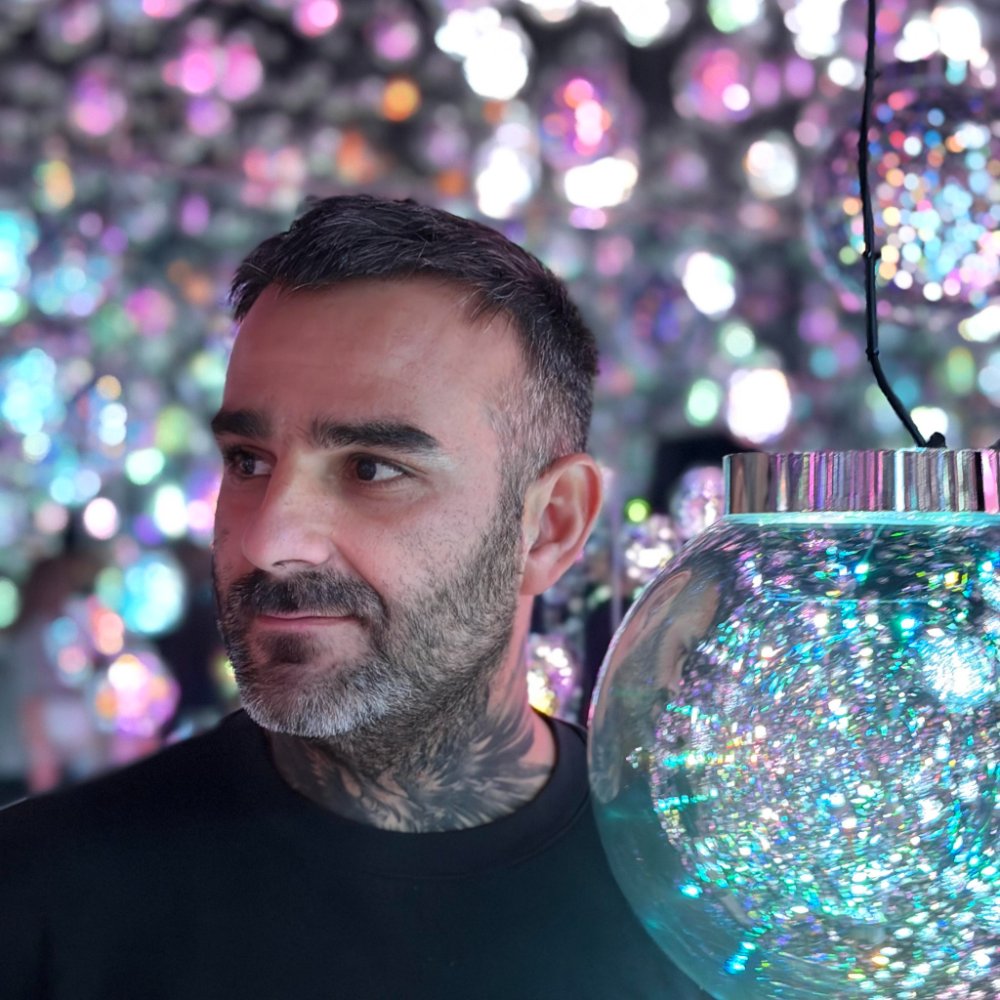 Portrait of Julien Jimenez, founder of MenuAegis